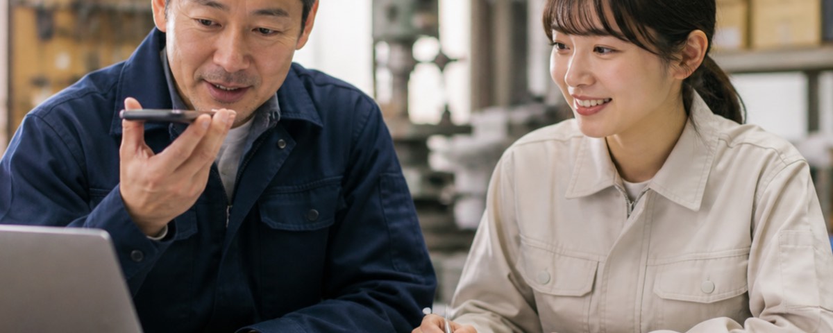 スマホやパソコンに話しかけて、AI社員に事務作業を頼んでいる様子